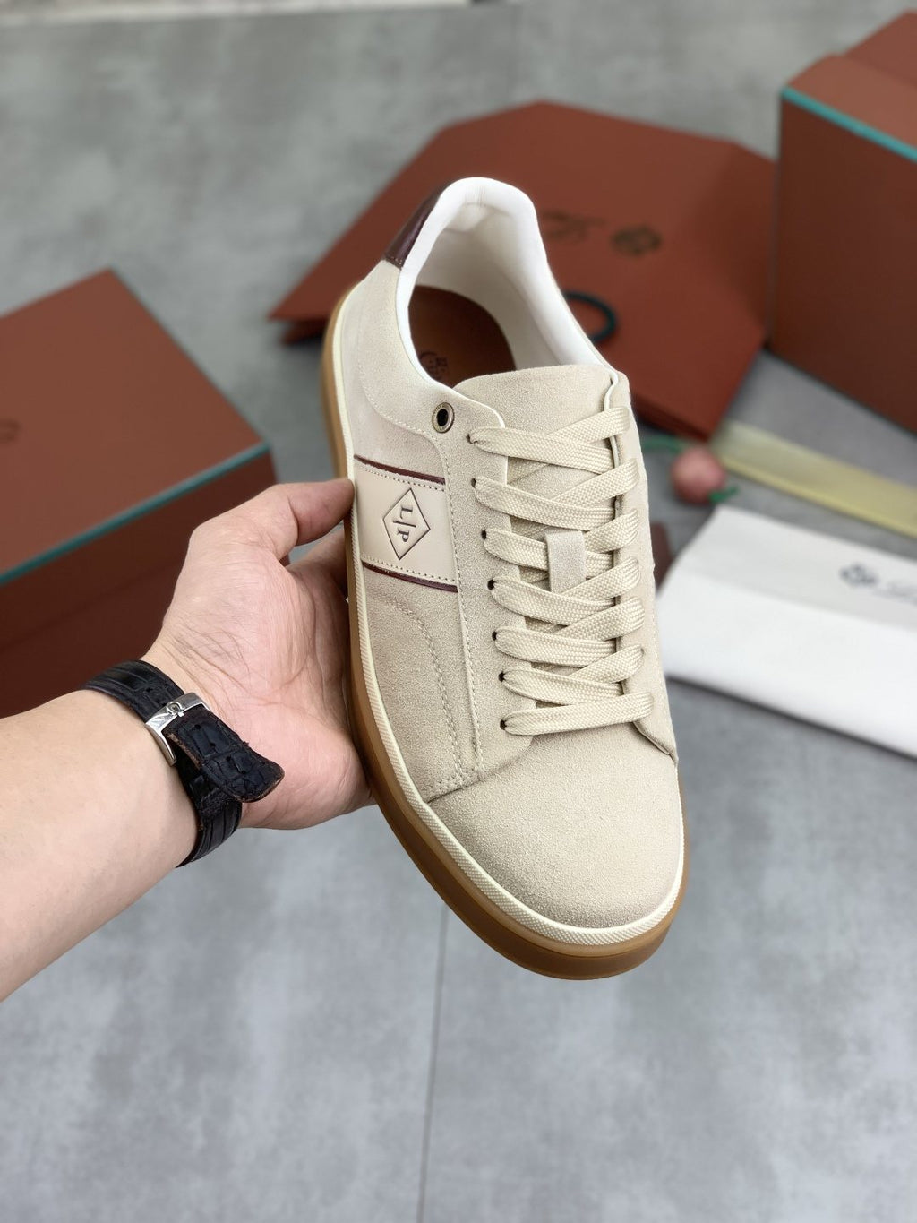微商相册测试鞋子-Loro Piana Contrast Heel Low-Top Sneakers — model