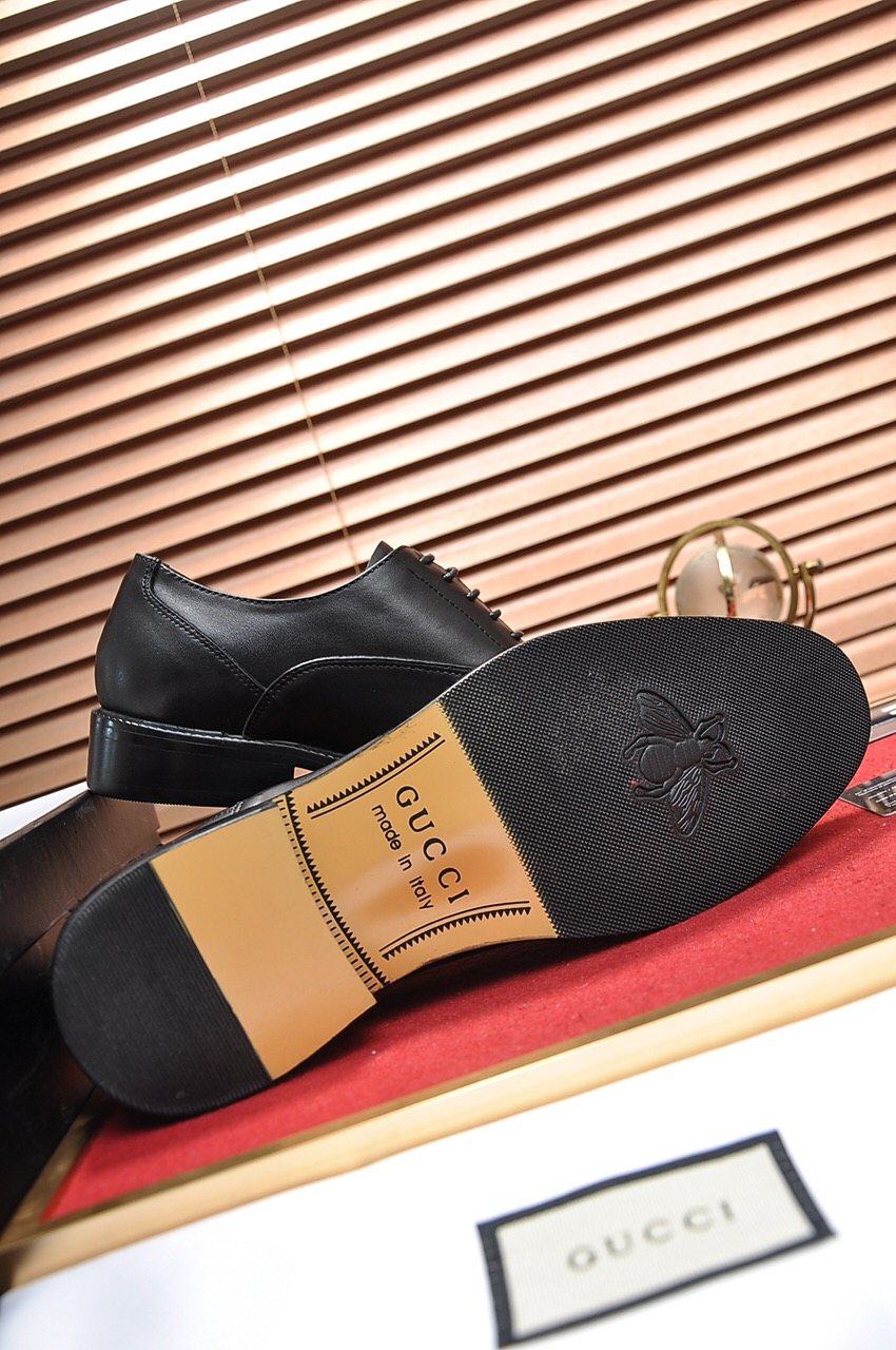 Gucci Closed-Lace Dress Shoes — detail