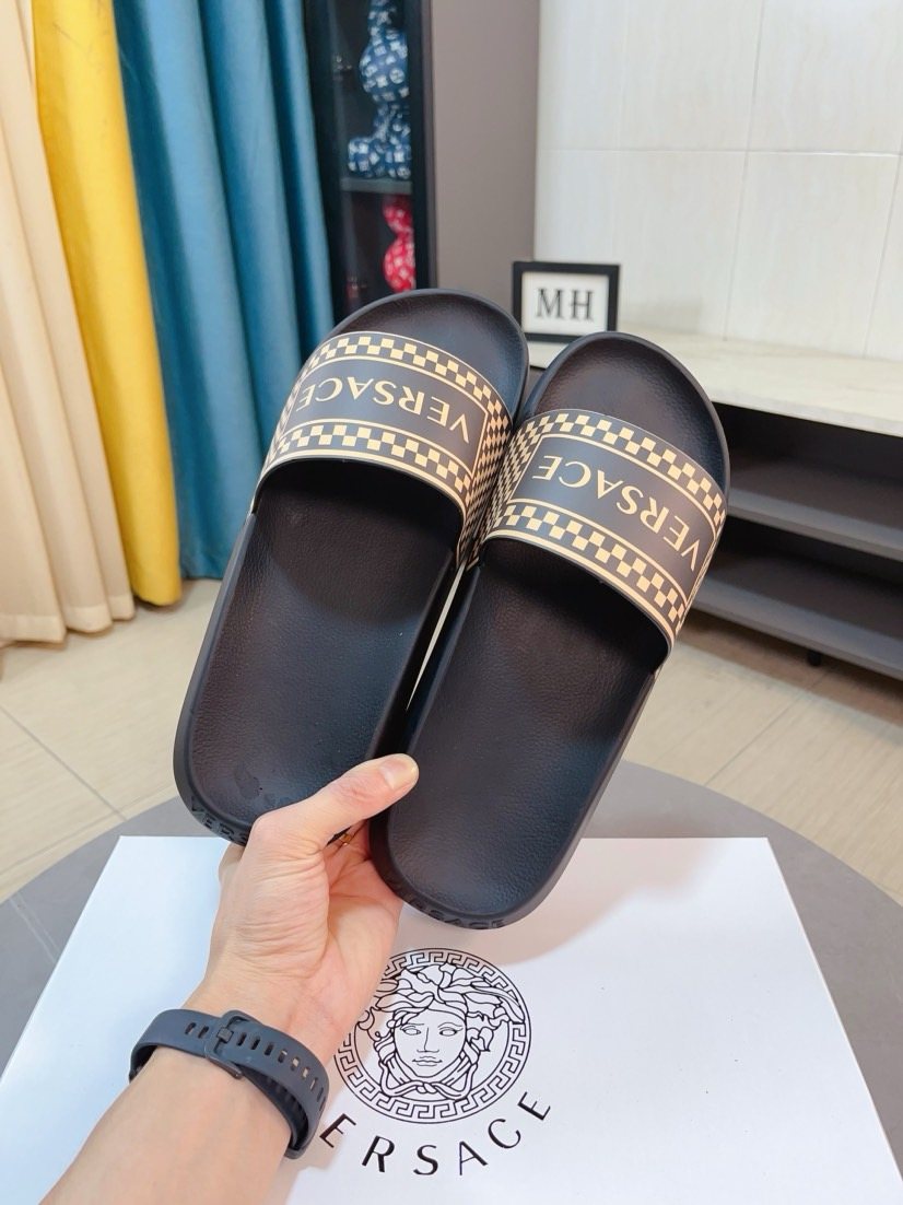 微商相册测试鞋子-Versace Patterned Slide Sandals — front